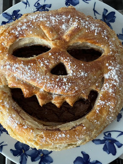 Una foto de Hojaldre de Halloween relleno de Nutella #halloweencocinando