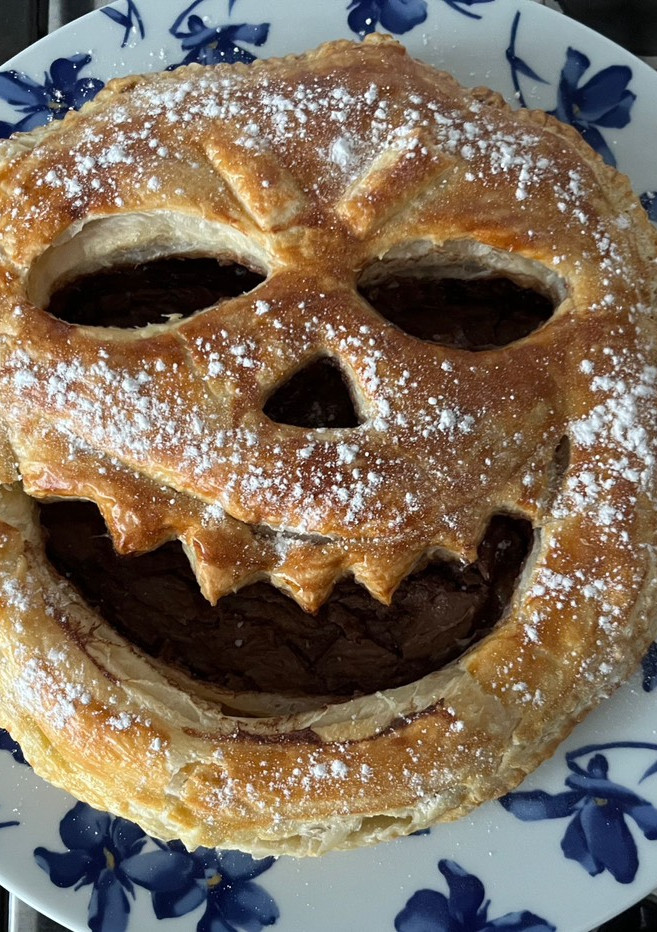 Una foto de Hojaldre de Halloween relleno de Nutella #halloweencocinando