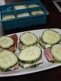 Una foto de Bocaditos de pepino, huevo cuadrado y jamones