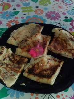Una foto de Creps de la tata María rellenos de turrón 3 chocolates