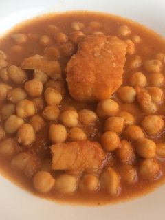 Una foto de Potaje de garbanzos con bacalao de Vigilia