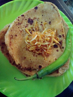 बेसन के पराठे (Besan ke parathe recipe in Hindi) रेसिपी मुख्य फोटो