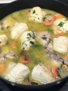 Una foto de Cogote de merluza de anzuelo en salsa verde con gambas y almejas