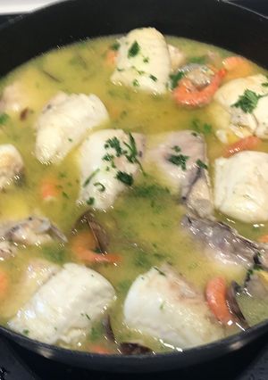 Una foto de Cogote de merluza de anzuelo en salsa verde con gambas y almejas