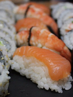 Una foto de Sushi nigiris de salmón fácil y rápido