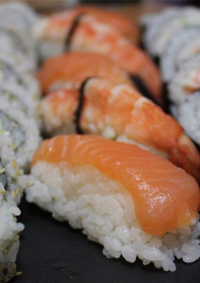 Una foto de Sushi nigiris de salmón fácil y rápido