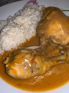 Una foto de Contramuslos de pollo con salsa de patata y zanahoria