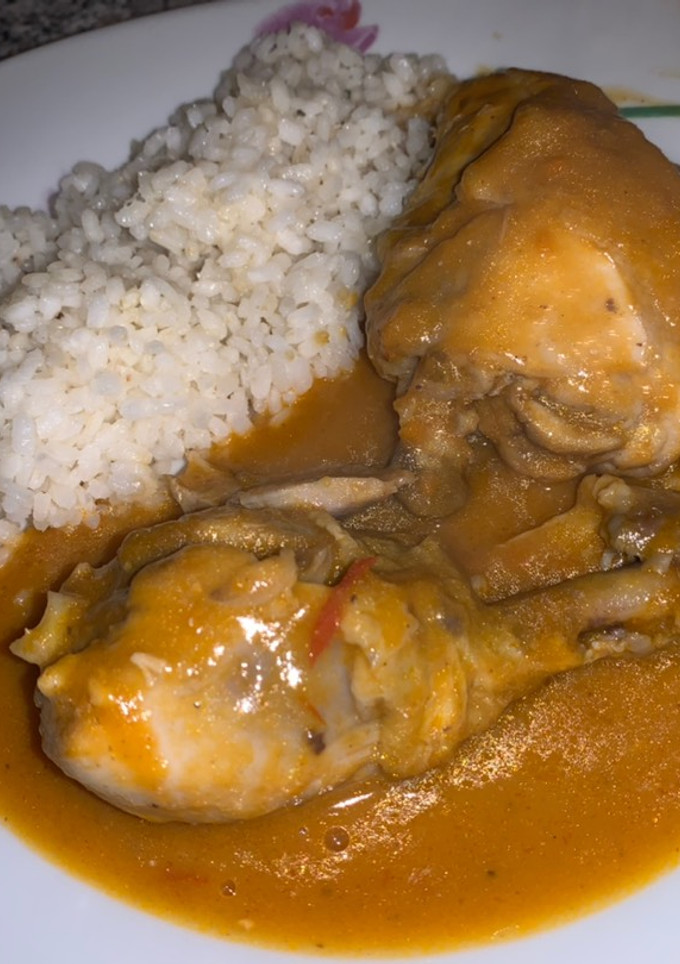 Una foto de Contramuslos de pollo con salsa de patata y zanahoria