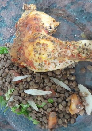 Una foto de Pollo al horno con ensalada. Grace