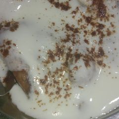 A picture of Dahi bhalle.