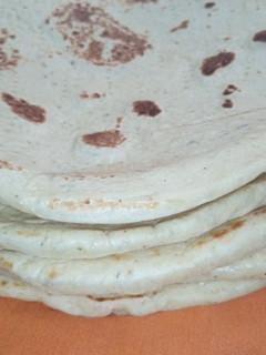 પીઝા બેઝ યીસ્ટ સાથે (Pizza Base With Yeast Recipe In Gujarati) રેસીપી મુખ્ય ફોટો