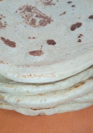પીઝા બેઝ યીસ્ટ સાથે (Pizza Base With Yeast Recipe In Gujarati) રેસીપી મુખ્ય ફોટો