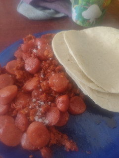 Una foto de Tacos de guiso de longaniza con salchichas muy ricos