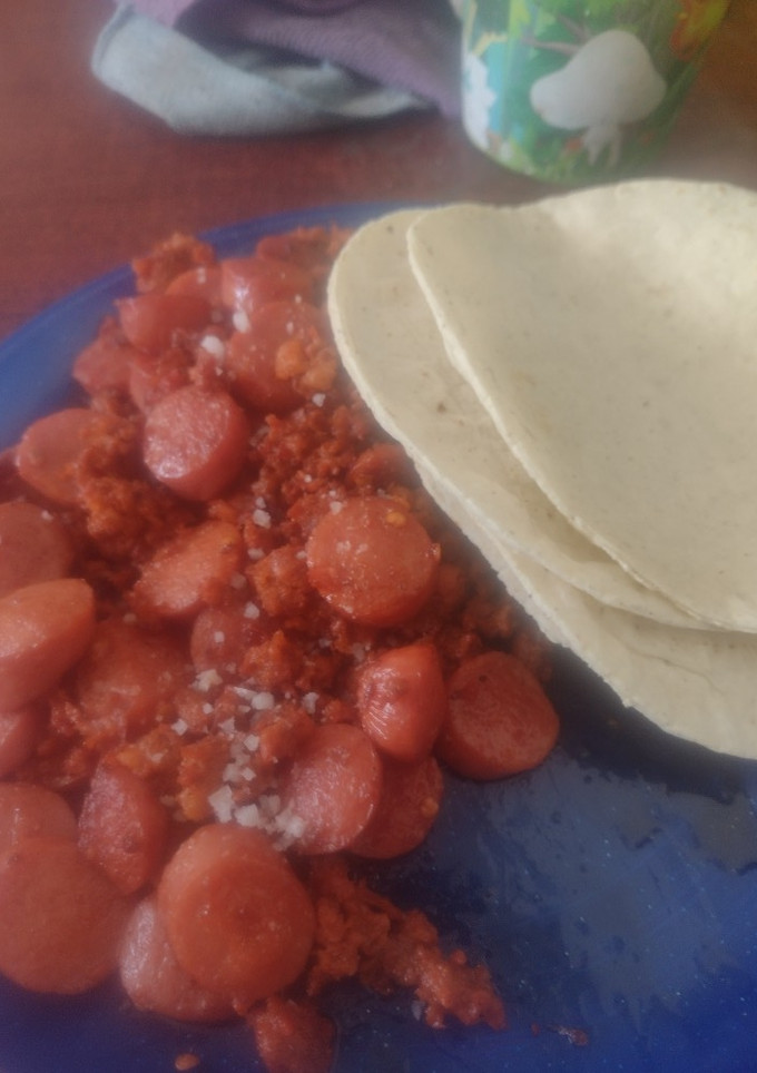 Una foto de Tacos de guiso de longaniza con salchichas muy ricos