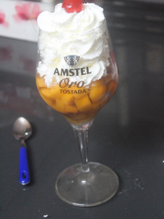 Una foto de Copa de melocotón con licor y nata