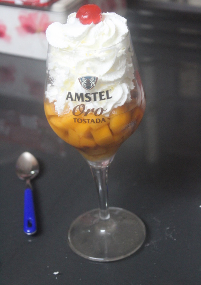 Una foto de Copa de melocotón con licor y nata