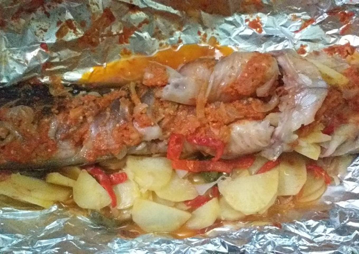 Grilled fish with potatoes and vegetables