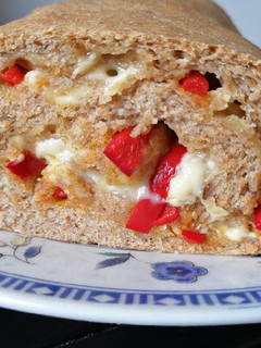 Una foto de Pan integral con ajíes catalanes y queso