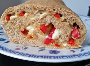 Una foto de Pan integral con ajíes catalanes y queso