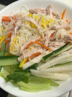 雞絲蔬菜涼麵(便利商店食材素麵版) 的食譜成品照片