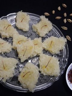 खोबर्याच्या वड्या (खोपरा पाक) (khobryachya wadya recipe in marathi) रेसिपी चे मुख्य फोटो 