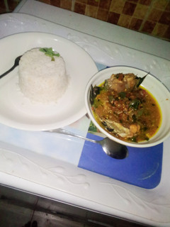 A picture of Cat fish pepper soup with white rice.