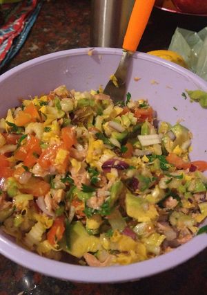 Una foto de Ensalada de palta y atún 🐟🥑