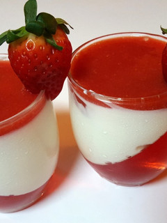 Una foto de Copa de Fresa, Gelatina y Yogurt