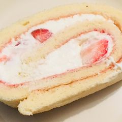 A picture of Japanese Strawberry Rolled Cake.