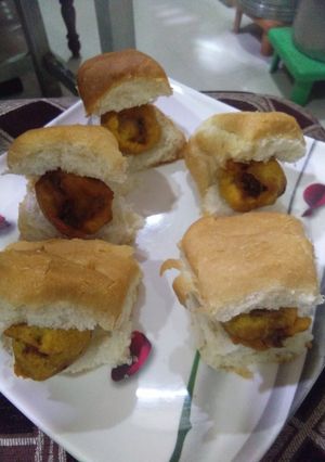 वडा पाव (vadapav recipe in marathi) रेसिपी चे मुख्य फोटो 