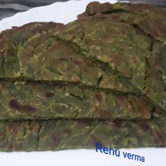 A picture of Palak lachha paratha.