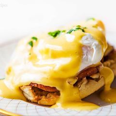 A picture of Eggs Benedict.