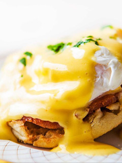 A picture of Eggs Benedict.