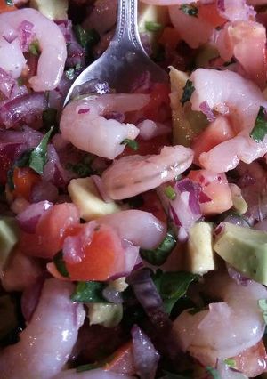Una foto de Variante de cebiche de camarones 😉👍