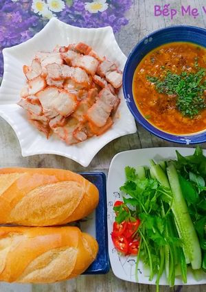 Hình của món Bánh mì kẹp thịt xá xíu.