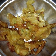 A picture of Onion pakoda.