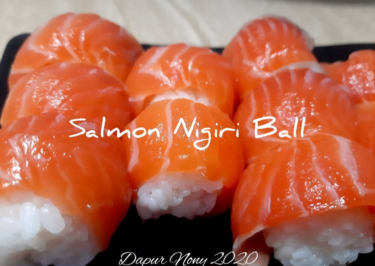 Cara Gampang Menyiapkan Salmon Nigiri Ball, Enak Banget