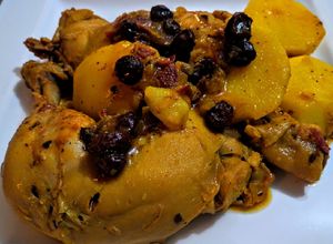 Una foto de POLLO,🐤UVAS🍇Y Jamón 🥩Serrano...!