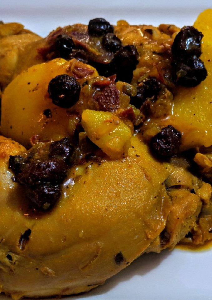 Una foto de POLLO,🐤UVAS🍇Y Jamón 🥩Serrano...!