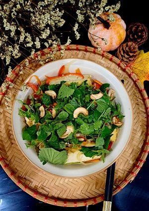Hình của món Bánh đa xào nước trộn rau thơm.