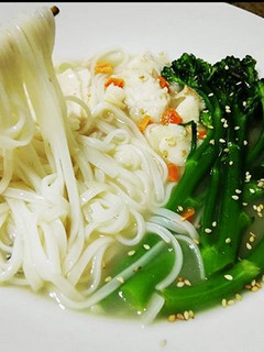 Una foto de Sopa de pescado rápida con tallarines de arroz y bimi