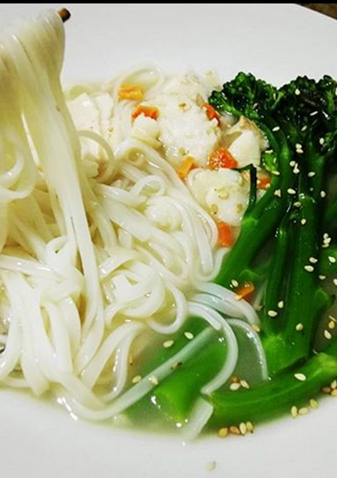 Una foto de Sopa de pescado rápida con tallarines de arroz y bimi