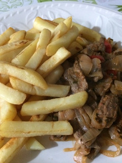 Una foto de Carne asiento salteada con papas al horno