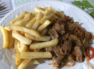 Una foto de Carne asiento salteada con papas al horno