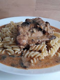 Fehérboros, tejfölös, gombás csirkecomb, fusillivel recept fotója