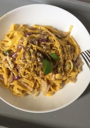 Una foto de Cintas con salsa de cebollas coloradas, hongos y crema