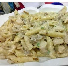 A picture of White sauce penne pasta.