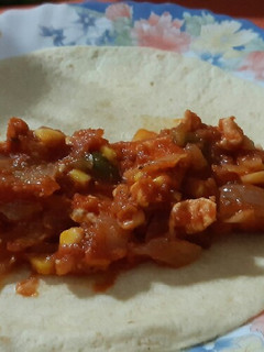 Una foto de Fajitas picantes de pollo y verduras