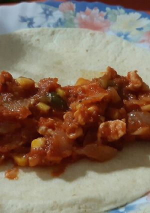 Una foto de Fajitas picantes de pollo y verduras