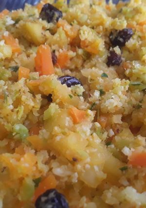 Una foto de Falso Cuscús de coliflor y brócoli con pasas de uva y manzana...🤔🥦🍇🍏🍚🍚🥦🤨